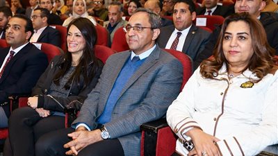 وزيرتا التخطيط والتنمية المحلية ومحافظ قنا يكرمون فريق تنمية الصعيد بقصر الثقا