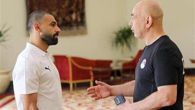 كواليس حديث حسام حسن مع محمد صلاح على هامش أول تدريبات الفراعنة بالمغرب