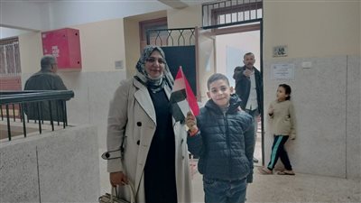 بعلم مصر وفلسطين.. أول مأذونة في مصر تدلي بصوتها بانتخابات النواب بالشرقية