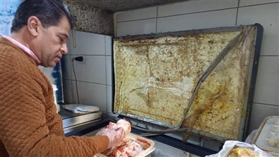 كارثة غذائية بموائد المواطنين.. إعدام 31 كيلو لحوم فاسدة داخل مطعم بالأقصر