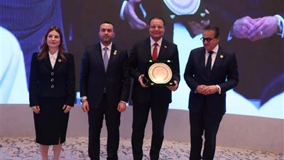  الصحة: العرب يسلّم الدكتور أحمد طه جائزة الطبيب العربي لعام 2025 
