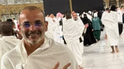 أيمن بهجت قمر يؤدي مناسك العمرة: سلمت الأمر لصاحب الأمر 