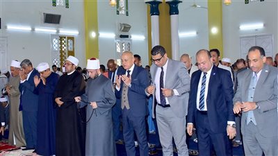 مواطن يهدي مصحفًا لوزير الأوقاف خلال صلاة الجمعة بالأقصر 