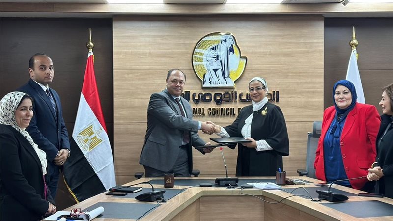 جانب من التوقيع 