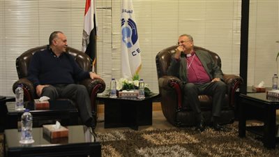 محافظ أسيوط يلتقي رئيس الطائفة الإنجيلية بمصر لبحث عدد من المشروعات التنموية 
