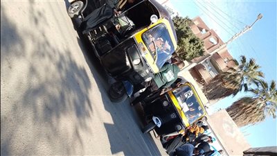 إصابة سيدة وطفلها صدمتهما سيارة مسرعة أثناء عبورهما الطريق بالصف 