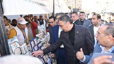 وزير التموين ومحافظ الجيزة يفتتحان سوق اليوم الواحد بمنطقة حدائق الأهرام