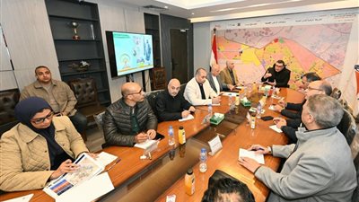 وزير الإسكان يستعرض خطط تطوير الطرق والمحاور بمدينة الشيخ زايد