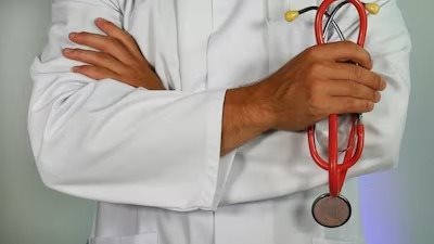 هل هناك فرق بين صحة المثانة لدى الرجال والنساء؟ خبير يجيب