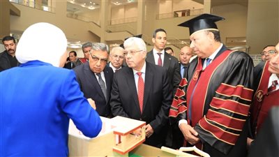 وزير التعليم العالي ومحافظ الدقهلية يشهدان حفل تخريج أول دفعة من جامعةالمنصورة