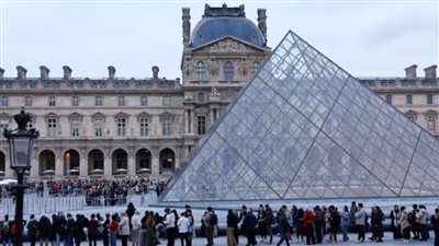 متحف اللوفر يعيد فتح أبوابه مجددا بالكامل أمام الزوار
