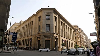 خبير اقتصادي يرجح تثبيت أسعار الفائدة رغم توقعات الخفض