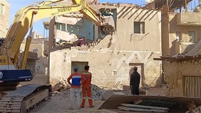 إزالة مبانٍ آيلة للسقوط وحملات مكثفة لرفع الإشغالات وتحسين الإنارة بالسويس