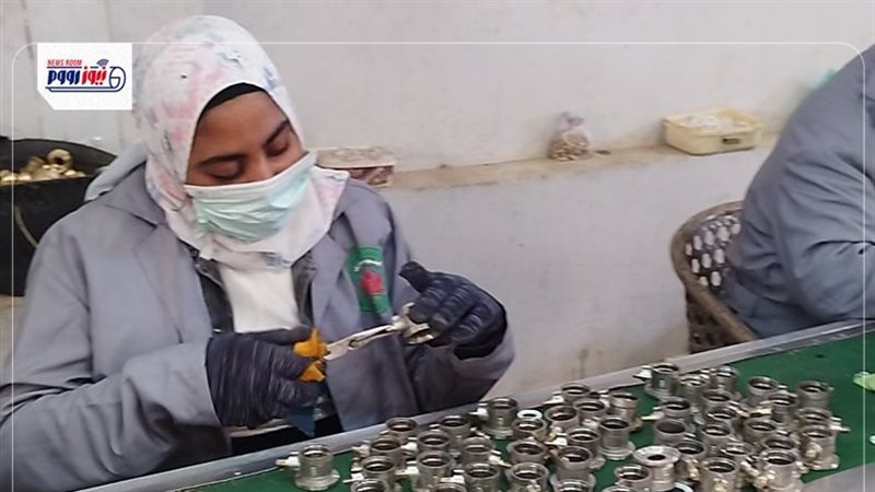 عاملة بمصنع قنا
