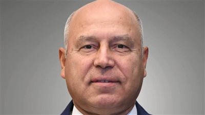 وزير الصناعة يصل العاصمة العمانية للمشاركة في منتدى الأعمال المصري العماني