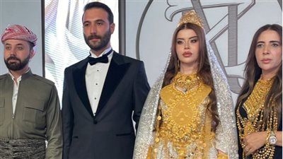 عروس عراقية تضطر للجلوس بسبب ثقل الذهب في حفل زفافها الفخم | صور