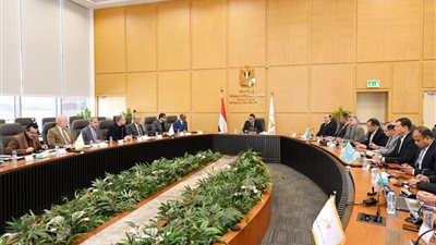 وزير الإسكان يتابع تنفيذ 10315 مشروعًا بـ746 قرية ضمن «حياة كريمة»
