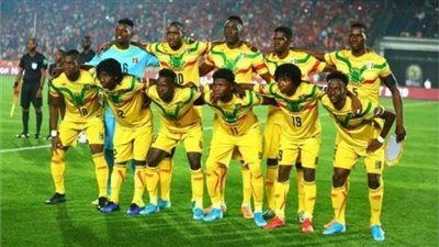 أليو ديانج أساسيًا.. توم سينتفيت يعلن تشكيلة منتخب مالي لمباراة زامبيا