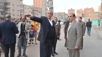 محافظ الغربية يتفقد شوارع المحلة سيرًا على الأقدام في جولة مفاجئة