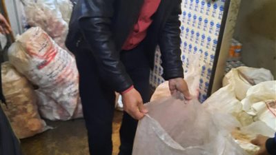 ضبط معمل تابع لمحل كشري مشهور غير مرخص بالسويس يستخدم منتجات فاسدة 