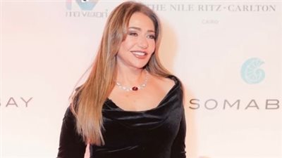 بحضورها عيد ميلاد مجلة Enigma Magazine الـ25..تتألق ليلي علوي بالفستان الأسود