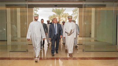 «وزير الصناعة» يزور ميناء صحار والمنطقة الحرة للتعرف على القدرات التصنيعية 