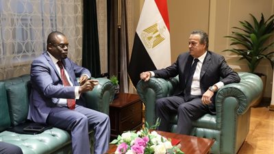  وزير الصحة يناقش مع مدير المركز الإفريقي لمكافحة الأمراض سبل التعاون المشترك