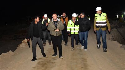 العلمين الجديدة تواصل العمل ليلًا.. رئيس الجهاز يتابع مشروع بحيرات الداون تاون