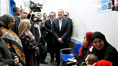 «سيدات مصر في عنينا».. رئيس الوزراء يجري حوارا مع المواطنين بالصف
