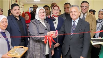 منها خدمة الجنين..رئيس جامعة السويس يفتتح العيادات الخارجية الجديدة بكلية الطب