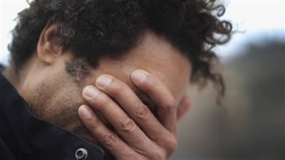 كيف يعبر الرجل عن حزنه: الصمت أم المغامرة بعد الفقد؟