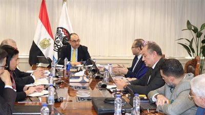 وزير قطاع الأعمال يتابع تطورات مشروع صناعة الغزل والنسيج