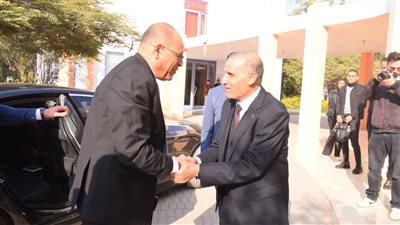 وزير العمل يفتتح ندوة توعوية بقانون العمل الجديد ويسلم عقود لذوي همم