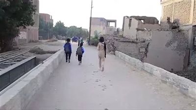 نهاية الخطر لأطفال نجع عليو.. محافظ الأقصر يضع حجر أساس مدرسة جديدة 