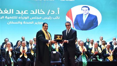 وزير الصحة يشارك في احتفالية عيد العلم بجامعة القاهرة لتكريم العلماء والباحثين