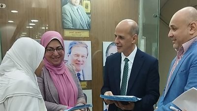 بني سويف تسلم أول مقررات دراسية بطريقة برايل لطالبة من ذوي الإعاقة