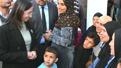محافظ البحيرة تتفقد القافلة الطبية بقرية الجنبيهي لخدمة الفئات الأولى بالرعاية