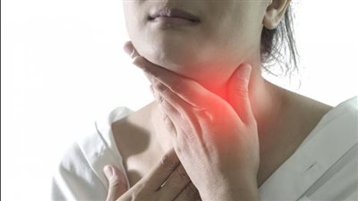 من نزلات البرد إلى ارتجاع المريء.. أسباب ألم الحلق عند التثاؤب وطرق العلاج