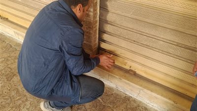 حملة مكبرة لغلق المحال التجارية المخالفة بمركز ومدينة أبو حمص