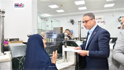 محافظ الفيوم يصغي لشكوى مسنة بالمركز التكنولوجي بأبشواي ويوجه بإنهاء إجراءاتها