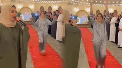 أغرب حفل تتويج في نهاية 2025.. أم تلقب ابنتها ب 
