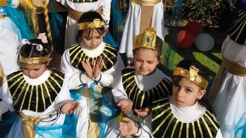 طلاب وطالبات بنى