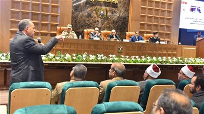 محافظ أسيوط يكرم طالبين لتفوقهما في مسابقات الابتكار والتكنولوجيا محليًا ودولي