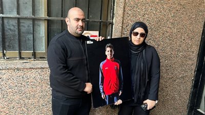 أسرة السباح يوسف ترفع صورته أمام المحكمة تزامناً مع أولى جلسات المحاكمة 