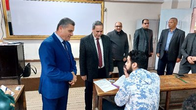 نائب رئيس جامعة بنها يتفقد امتحانات الفصل الدراسي الأول بكلية العلوم