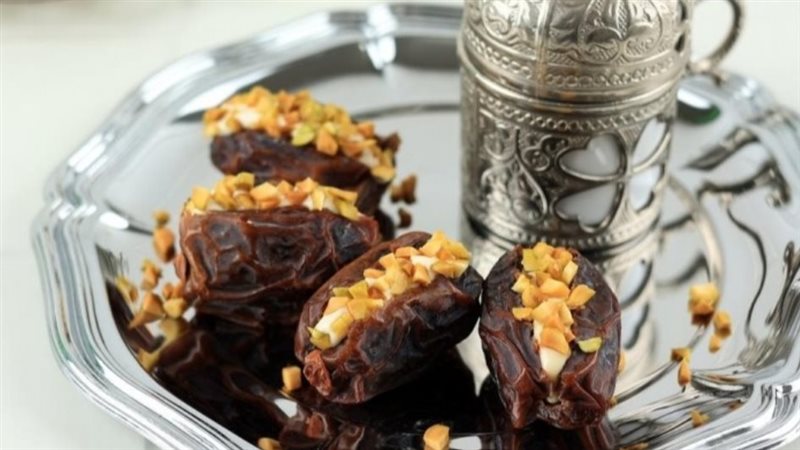 بلح بالشوكولاتة والمكسرات
