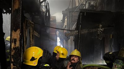 السيطرة على حريق هائل داخل محل اكسسوارت هواتف فى الموسكى| صور