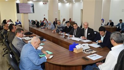 محافظ السويس يوجه بالحفاظ على مستحقات الدولة وتقنين أوضاع المحلات التجارية