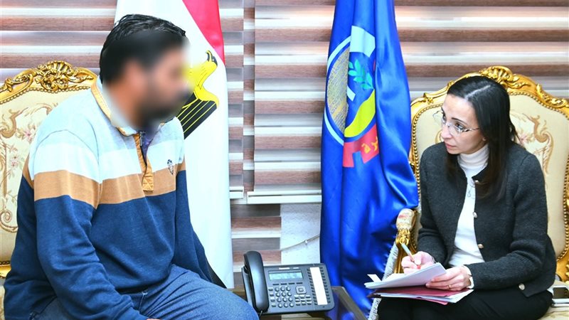 جاكلين عازر تستمع
