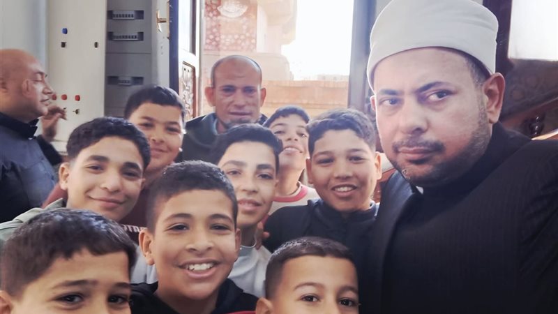 الأطفال يلتقطون صورة